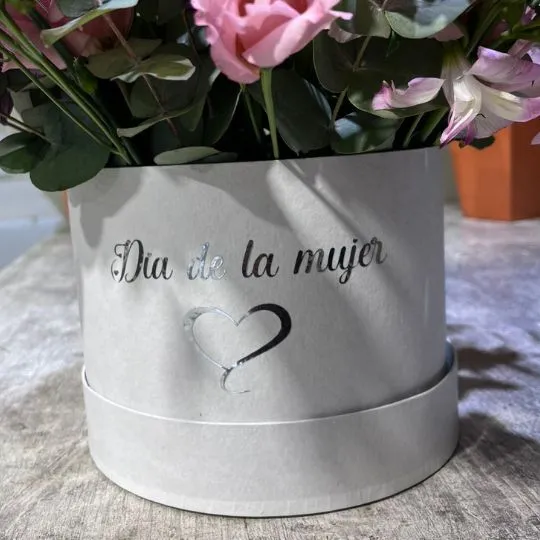 caja pote con flores de estacion feliz dia 